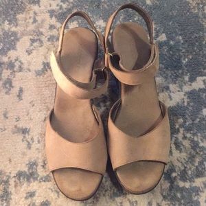 Tan suede aerosoles platform sandals. Sz 11